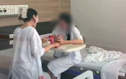 Cái nắm tay lạc quan của hai cô gái tuổi đôi mươi trong phòng bệnh ung thư