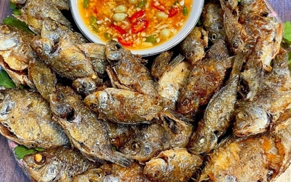 Chiên cá đừng chỉ dùng dầu ăn: Thả thêm một mẩu này vào chảo, cá giòn rụm, không bắn dầu mà lại thơm "gây nghiện"