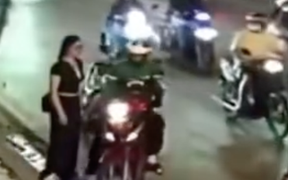 Ghen bạn gái cũ có tình mới, tài xế xe ôm công nghệ chặn xe đánh "tình địch"