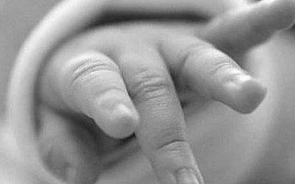 Bé gái 2 tuổi tử vong sau khi kêu đau họng, mẹ "khóc ngất" khi biết lý do