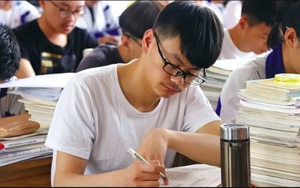 Nam sinh chỉ viết hơn 20 chữ vào bài thi môn Văn rồi nộp bài, Hiệu trưởng đọc xong lập tức "đặc cách" tuyển thẳng