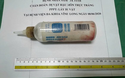 Chai nhựa 20cm mắc kẹt trong trực tràng người đàn ông 34 tuổi