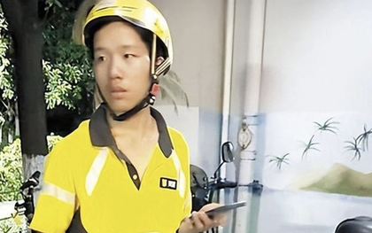 Chàng trai 19 tuổi làm shipper, sống ở gầm cầu để kiếm tiền đi học