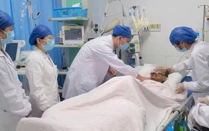 Người đàn ông 58 tuổi đột ngột tử vong sau khi nôn mửa, bác sĩ cảnh báo thói quen "cực độc"