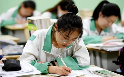 Nữ sinh học giỏi nhất tỉnh nhưng ngủ gần hết giờ thi ĐH, vừa nộp bài vừa khóc lớn: Đến lúc công bố điểm cả trường đều thấy khó tin