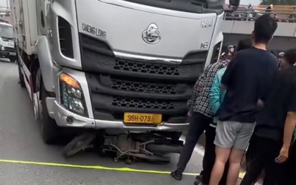 Hà Nội: Hiện trường vụ tai nạn khiến cô gái tử vong dưới gầm xe tải
