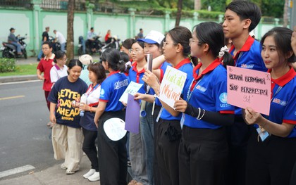 Độc đáo tiếp sức mùa thi bằng nhiều thứ tiếng