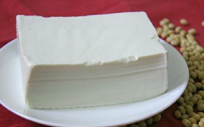 Tại sao đậu phụ đóng gói luôn được ngâm trong nước? Có nên rửa đậu phụ sau khi mua?