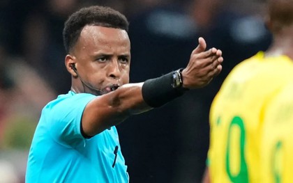 Trọng tài xuất sắc nhất châu Phi bị trục xuất ngay trước thềm World Cup vì lý do khó tin, được FIFA "bù đắp" ấm lòng