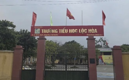 Phụ huynh tố nhà trường bớt tiền thưởng để in giấy khen, hiệu trưởng nói gì?