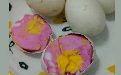 Người phụ nữ "sốc nặng" khi phát hiện trứng luộc chuyển sang màu hồng