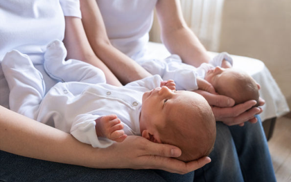Thấy cả 2 con gái sinh đôi đều không giống mình, bà mẹ đi xét nghiệm ADN nhận kết quả choáng váng
