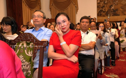 "Xin cảm ơn bố mẹ" và khoảnh khắc khiến cả hội trường Lễ Tốt nghiệp Fulbright 2026 lặng đi đầy xúc động!