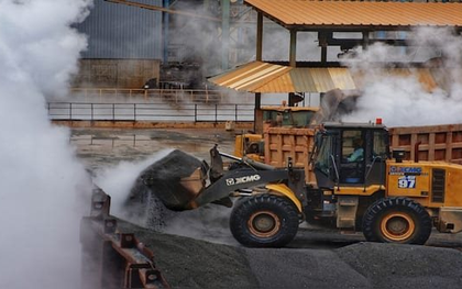 Điều động xe cẩu, máy xúc rầm rộ khai khác ‘kho báu’ lớn nhất thế giới, Trung Quốc bất ngờ ra cảnh báo rắn khi nước láng giềng ‘ngáng chân’