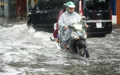 Mưa lớn gần 30 phút, khu nhà giàu TP.HCM hóa "sông", người dân chật vật di chuyển