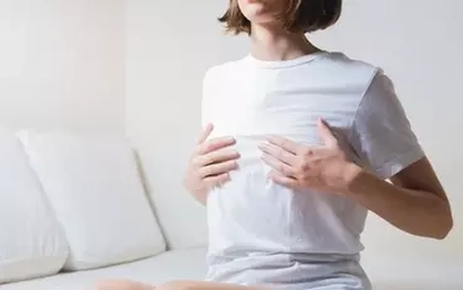 Nhiều phụ nữ bất ngờ thấy buồn bã khi chạm vào đầu ngực, bác sĩ lý giải hiện tượng khiến nhiều phụ nữ tưởng mình có vấn đề tâm lý