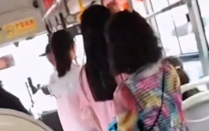 Câu nói của 1 bà mẹ với tài xế xe buýt khiến toàn bộ hành khách sững sờ: Mẹ như này, con có hư đốn cũng không lạ!