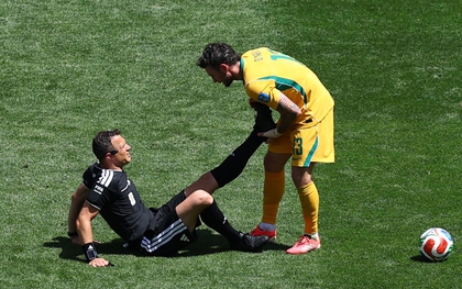 Sự cố "dở khóc dở cười" World Cup: Trọng tài bị chuột rút trong trận Mỹ thắng 2-0 Australia, giành vé vào vòng 32 đội