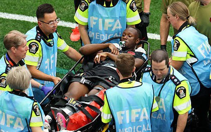 Chấn thương kinh hoàng tại World Cup: Sao Canada gãy chân phải đi cấp cứu gấp, cầu thủ trên sân sốc nặng