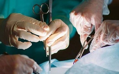 Nhập viện vì đau bụng, người đàn ông 67 tuổi sốc nặng khi bác sĩ gắp ra thứ "đáng sợ" đen sì
