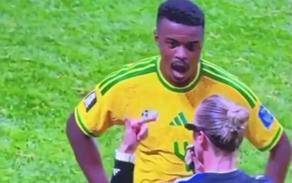 Cầu thủ World Cup gây phẫn nộ với hành vi "thiếu tôn trọng" nữ trọng tài chính!