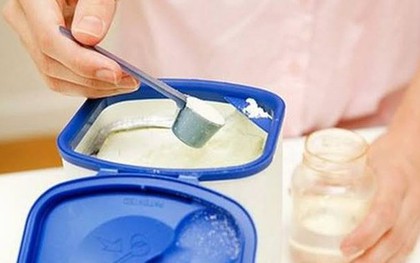 Bé trai 3 tháng tuổi nhập viện cấp cứu vì cha mẹ pha sữa bằng loại nước này