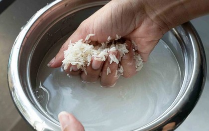 Có nhất thiết phải vo gạo trước khi nấu không? Bác sĩ cảnh báo 4 sai lầm khi vo gạo vừa bẩn vừa hại