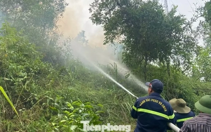 Cháy rừng kéo sang ngày thứ hai, Nghệ An dốc toàn lực khống chế 'giặc lửa'