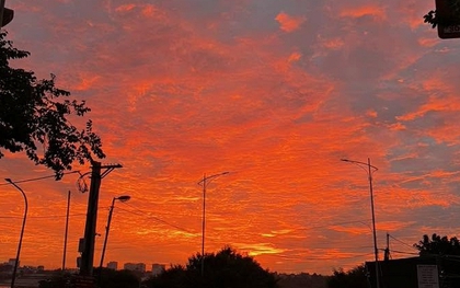 Cảnh tượng lạ trên bầu trời Hà Nội sáng sớm 23/6: Chuyện gì đang xảy ra với những đám mây đỏ rực?