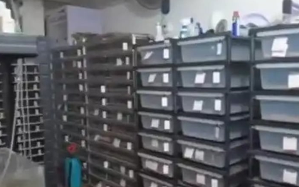 Phát hiện một căn hộ có lượng điện tiêu thụ nhiều bất thường, cảnh sát ập vào, chứng kiến cảnh tượng rùng mình