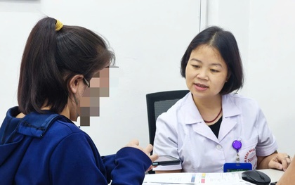 Hơn một thập kỷ kiên trì điều trị, hai mẹ con ở Hà Nội vỡ òa hạnh phúc khi bác sĩ thông báo đẩy lùi viêm gan B mạn tính