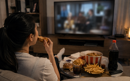 Vì sao xem TV khiến chúng ta ăn nhiều hơn?