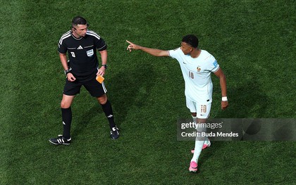 Rời sân vẫn "chỉ tay năm ngón": Mbappe gây sốt vì điều khiển luôn cả trọng tài trong trận Pháp thắng 4-1 Na Uy