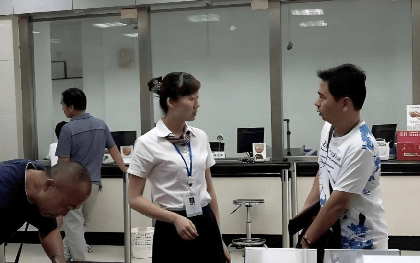 Mang 9,6 tỷ đồng tiền đền bù đất đi gửi tiết kiệm, 1 năm sau người đàn ông được ngân hàng thông báo: “Chúng tôi chưa từng nhận tiền của anh”