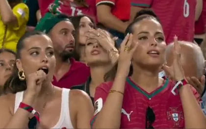 Chị em song sinh xuất hiện vài giây trên sóng trực tiếp đã hot rần rần ở World Cup, khiến cả cõi mạng phải tìm danh tính