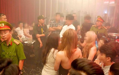 Kiểm tra quán cafe & cocktail Chaos, phát hiện 2 khách dương tính với ma túy