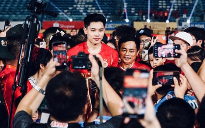 Ánh mắt tự hào của bố Đình Bắc nói lên tất cả!