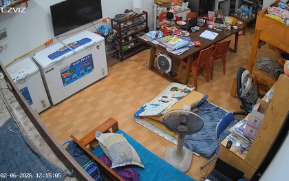 Cún cưng đi lạc, con trai đi đi lại trong phòng rồi làm hành động khiến mẹ cắt camera đăng khắp nơi
