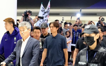 Ông Park Hang Seo, HLV Hong Myung-bo cùng ĐT Hàn Quốc đã về đến quê nhà trong tiếng hô "cút đi" của người hâm mộ