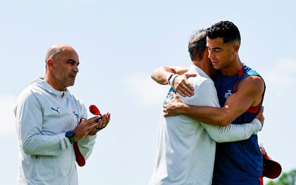 Khoảnh khắc Ronaldo xúc động, ôm chặt chia buồn với nỗi đau mất cha của trợ lý HLV Bồ Đào Nha