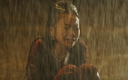 Siêu mẫu Thanh Hằng ngồi bệt vỉa hè, khóc nức nở dưới mưa lúc 4h sáng