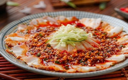Cứ tưởng thịt luộc chấm mắm tỏi là ngon nhất, cho đến khi rưới thứ nước sốt đỏ cay tê này lên: Thịt ngọt mọng nước, ăn mỏi mồm không ngấy