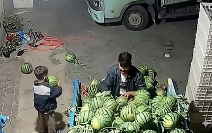 Đoạn clip vài giây bên xe dưa hấu khiến hàng chục nghìn người suy ngẫm: Có cha mẹ kiểu này là PHƯỚC PHẦN của con