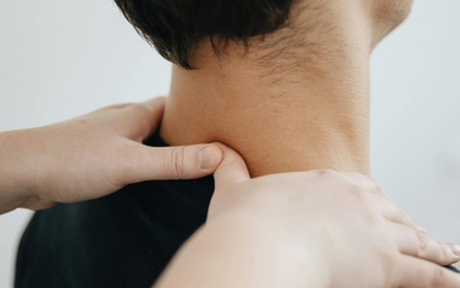 Đi tẩm quất chữa đau vai gáy, chàng trai 27 tuổi suýt liệt nửa người sau tiếng “rắc”