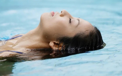 Đi bơi mùa hè mà lười làm 3 việc này: Tóc không chỉ xơ xác như rơm mà còn biến màu kinh dị