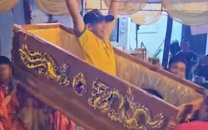 Vụ nhóm người khiêng quan tài có người sống, nhảy múa giữa phố: Chủ tiệc nói muốn “trải nghiệm”