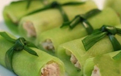 Eo bánh mì, mỡ bụng xập xệ muốn siết cân thì nạo mỏng quả bí xanh rồi cuộn theo cách này, da mướt mượt, vòng hai thon gọn thấy rõ