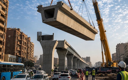 Phát hiện nhiều "quái vật bê tông" nặng 100 tấn liên tục xuất hiện giữa thủ đô 10 triệu dân, thực hiện nhiệm vụ nâng đỡ công trình trị giá 5,5 tỷ USD