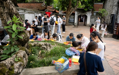 Cảnh tượng mỗi năm chỉ có đúng một lần tại Văn Miếu - Quốc Tử Giám trước giờ G thi tốt nghiệp THPT