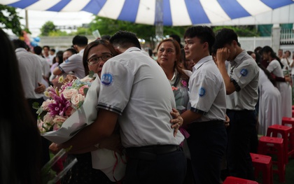 Khoảnh khắc ôm cha mẹ khóc đầy xúc động của học sinh Trần Cao Vân trong lễ Tri ân và Trưởng thành